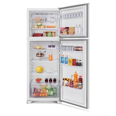 Foto-frontal-da-geladeira-Continental-frost-free-duplex-branca-modelo-TC56-com-as-portas-abertas.-Na-prateleira-reversivel-do-freezer-ha-duas-caixas-de-comida-congelada-dois-potes-redondos-e-ainda-sobra-espaco.-Na-prateleira-do-meio-ha-tres-potes-de-vidros-empilhados-e-uma-caixa-retangular.-No-espaco-abaixo-ha-uma-bandeja-de-carne-e-tres-potes-de-sorvete.-No-interior-da-porta-ha-sete-latas-de-aluminio-na-prateleira-superior-duas-caixas-de-comida-e-duas-garradas-na-prateleira-inferior.-