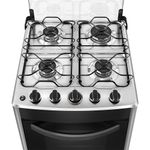 Foto tirada de cima pra baixo do fogão 4 bocas Continental prata automático com mesa compartimentada, modelo FC4CS- bivolt. Nela, aparece em destaque a mesa de aço com as bocas e os queimadores do fogão. São 2 na lateral esquerda e 2 na lateral direita. Todas elas com grades duplas individuais. Mais à frente, ficam os botões dos queimadores e do acendedor automático.