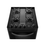 Foto tirada de cima pra baixo do fogão 4 bocas Continental automático preto com mesa de vidro temperado, modelo FC4VP – bivolt. Nela, aparece em destaque a mesa de vidro preta com as bocas e os queimadores do fogão. São 2 na lateral esquerda e 2 na lateral direita. Todas elas com grades individuais. Mais à frente, ficam os botões dos queimadores e do acendedor automático.