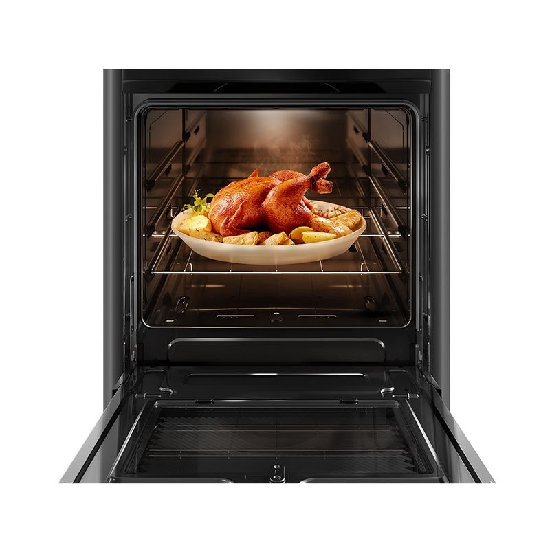 Foto frontal do fogão 4 bocas Continental automático preto com mesa de vidro temperado, modelo FC4VP – bivolt com a porta do forno aberta. Dentro dele, há um frango assado com batatas em um refratário de vidro que está em cima de uma prateleira feita de grades, ela é removível e regulável em três alturas diferentes.