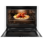 Foto-frontal-do-fogao-5-bocas-Continental-automatico-branco-com-mesa-de-inox-modelo-FC5CB---bivolt-com-a-porta-do-forno-aberta.-Dentro-dele-ha-uma-luz-interna-na-parte-de-cima-e-um-frango-assado-com-batatas-em-um-refratario-de-vidro-que-esta-em-cima-de-uma-prateleira-feita-de-grades-ela-e-removivel-e-regulavel-em-tres-alturas-diferentes.-
