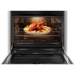 Foto-frontal-do-fogao-5-bocas-Continental-automatico-prata-com-mesa-de-inox-modelo-FC5CS---bivolt-com-a-porta-do-forno-aberta.-Dentro-dele-ha-uma-luz-interna-na-parte-de-cima-e-um-frango-assado-com-batatas-em-um-refratario-de-vidro-que-esta-em-cima-de-uma-prateleira-feita-de-grades-ela-e-removivel-e-regulavel-em-tres-alturas-diferentes.-