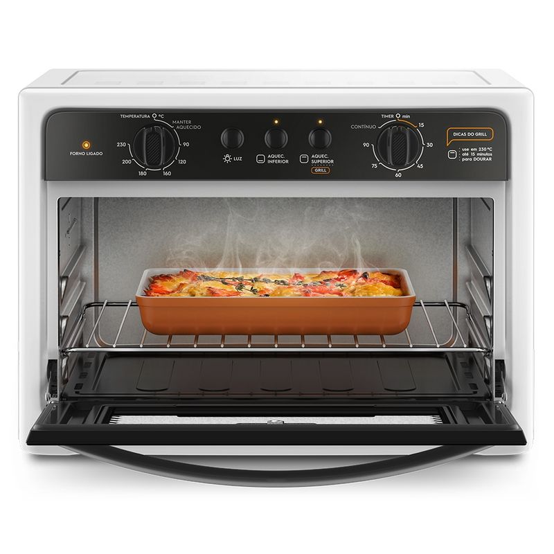 Foto frontal do forno elétrico de bancada da Continental branco, modelo BC44B, com a porta aberta. Dentro do forno, há um refratário retangular grande com comida fumegante.