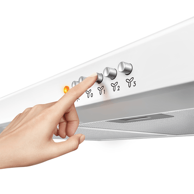 Foto-em-close-de-uma-mao-feminina-apertando-o-botao-da-velocidade-1-do-depurador-de-ar-slim-da-Continental-na-cor-branca-modelo-DC60B.-