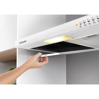 Foto-da-mao-de-uma-pessoa-abrindo-o-filtro-metalico-lavavel-do-depurador-de-ar-slim-da-Continental-na-cor-branca-modelo-DC60B.--Ele-esta-com-a-iluminacao-embutida-acesa.-