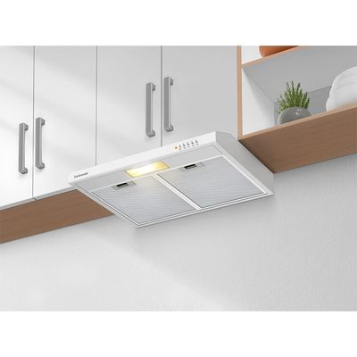 Foto-vista-de-baixo-para-cima-do-depurador-de-ar-slim-da-Continental-na-cor-branca-modelo-DC60B-embutido-abaixo-de-armarios-aereos-de-uma-cozinha-planejada.--Ele-esta-com-a-iluminacao-embutida-acesa.-