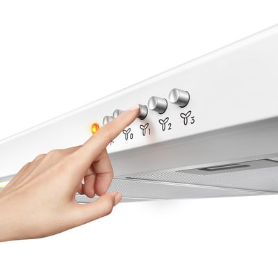 Foto-em-close-de-uma-mao-feminina-apertando-o-botao-da-velocidade-1-do-depurador-de-ar-slim-da-Continental-na-cor-branca-modelo-DC80B.-