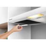 Foto-da-mao-de-uma-pessoa-abrindo-o-filtro-metalico-lavavel-do-depurador-de-ar-slim-da-Continental-na-cor-branca-modelo-DC80B.--Ele-esta-com-a-iluminacao-embutida-acesa.-