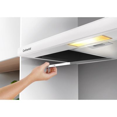 Foto-da-mao-de-uma-pessoa-abrindo-o-filtro-metalico-lavavel-do-depurador-de-ar-slim-da-Continental-na-cor-branca-modelo-DC80B.--Ele-esta-com-a-iluminacao-embutida-acesa.-