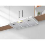 Foto-vista-de-baixo-para-cima-do-depurador-de-ar-slim-da-Continental-na-cor-branca-modelo-DC80B-embutido-abaixo-de-armarios-aereos-de-uma-cozinha-planejada.-Ele-esta-com-a-iluminacao-embutida-acesa.-