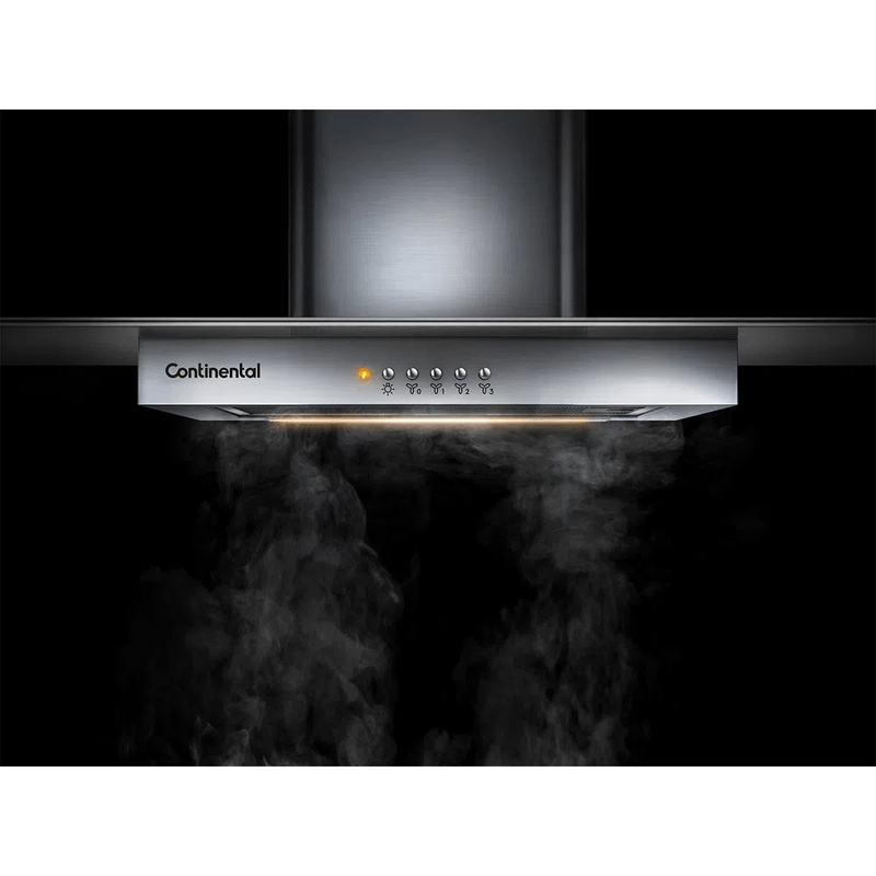 Foto frontal da coifa de parede Continental com acabamento em inox e vidro e luzes embutidas, modelo CC9VX, absorvendo a fumaça.