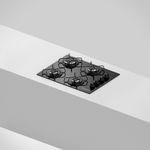 Arte-com-foto-tirada-de-cima-pra-baixo-levemente-na-diagonal-do-cooktop-4-bocas-continental-a-gas-de-vidro-temperado-preto-modelo-KC4GP---bivolt-instalado-em-uma-superficie.-Sao-2-bocas-na-lateral-esquerda-e-2-na-lateral-direita-todas-com-grades-individuais.-A-direta-ficam-os-botoes-dos-queimadores.