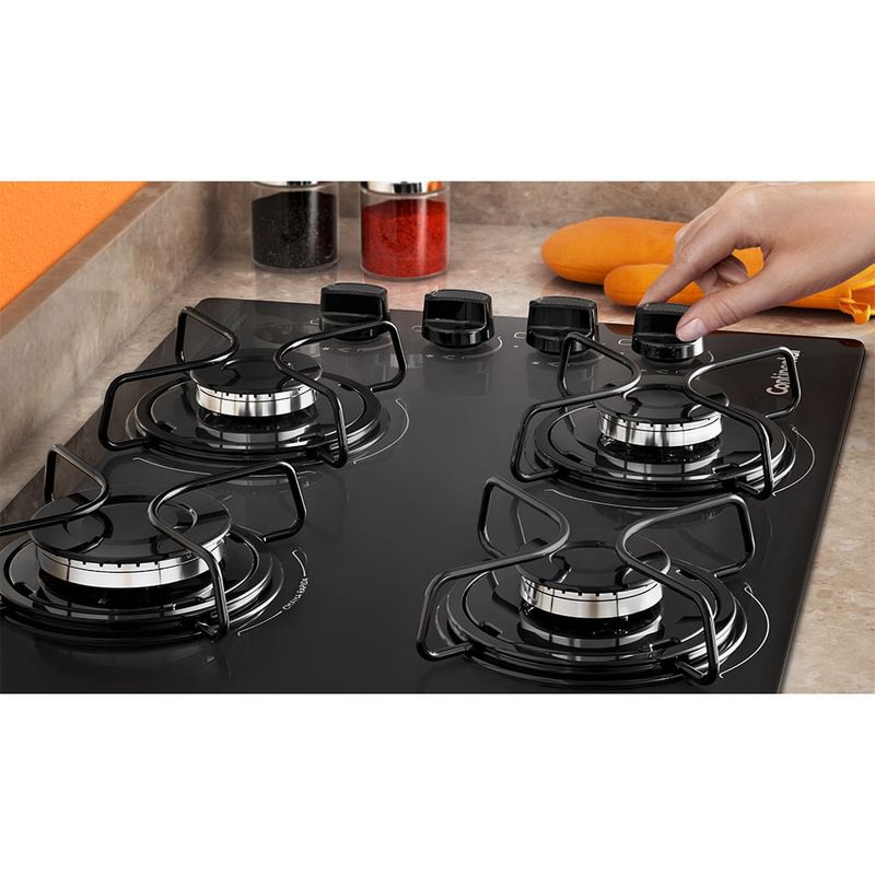 Cooktop a gás retangular com duas panelas cozinhando alimentos na cozinha