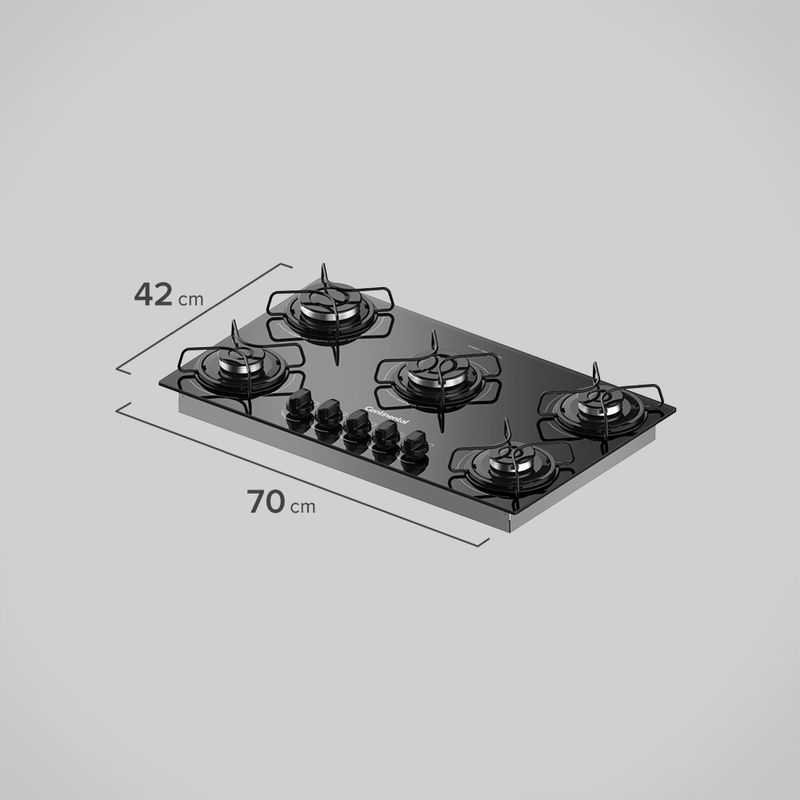 Arte com foto tirada de cima pra baixo levemente na diagonal do cooktop 5 bocas Continental a gás de vidro temperado preto, modelo KC5GP – bivolt. São 2 bocas na lateral esquerda, uma maior no meio e 2 na lateral direita. Todas elas com grades individuais. Na parte da frente da boca do meio, ficam os botões dos queimadores. Há as informações de medida: 70 centímetros de comprimento e 42 centímetros de largura.