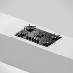 -Arte-com-foto-tirada-de-cima-pra-baixo-levemente-na-diagonal-do-cooktop-5-bocas-Continental-a-gas-de-vidro-temperado-preto-modelo-KC5GP-–-bivolt-instalado-em-uma-superficie.-Sao-2-bocas-na-lateral-esquerda-uma-maior-no-meio-e-2-na-lateral-direita.-Todas-elas-com-grades-individuais.-Na-parte-da-frente-da-boca-do-meio-ficam-os-botoes-dos-queimadores.
