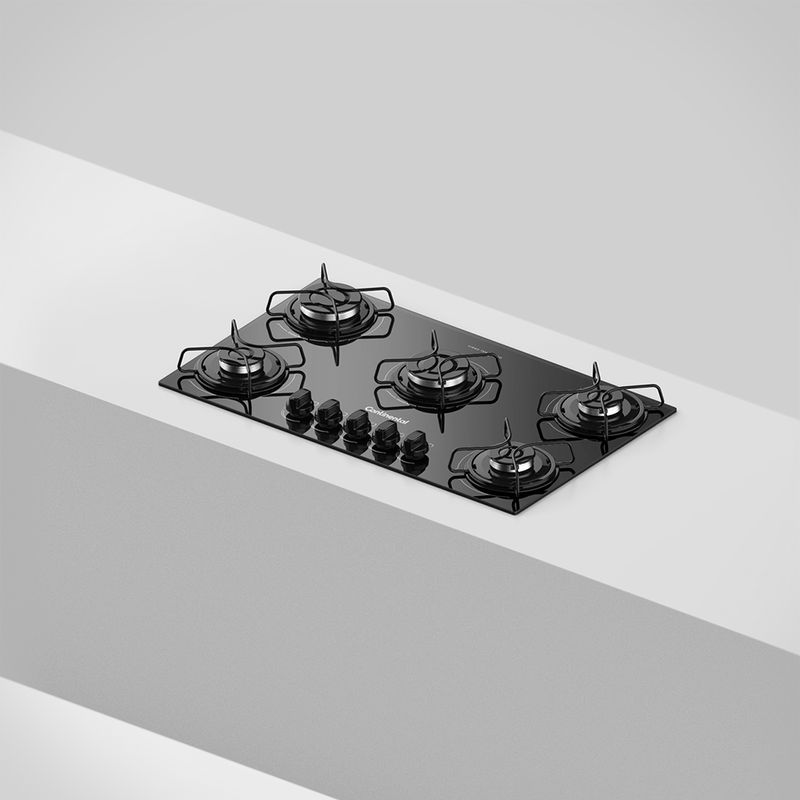 Arte com foto tirada de cima pra baixo levemente na diagonal do cooktop 5 bocas Continental a gás de vidro temperado preto, modelo KC5GP – bivolt instalado em uma superfície. São 2 bocas na lateral esquerda, uma maior no meio e 2 na lateral direita. Todas elas com grades individuais. Na parte da frente da boca do meio, ficam os botões dos queimadores.