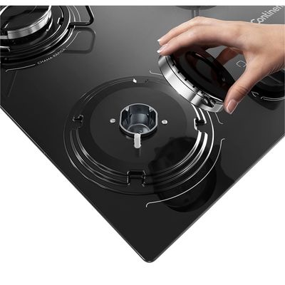 Foto-em-close-de-mao-segurando-o-queimador-de-umas-das-bocas-do-cooktop-5-bocas-Continental-a-gas-de-vidro-temperado-preto-modelo-KC5GP.