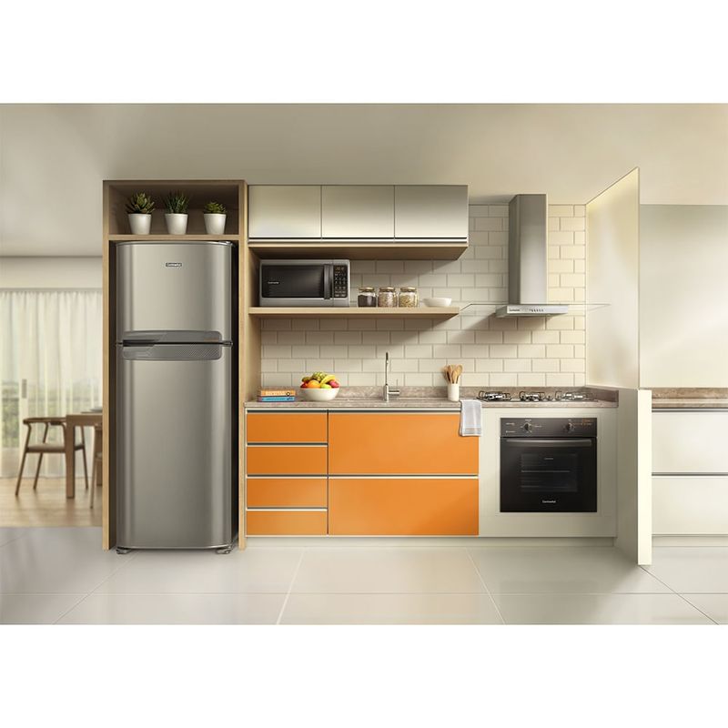 Imagem 3D de uma cozinha com móveis sob medida e eletrodomésticos da Continental como geladeira, micro-ondas, coifa de parede, forno elétrico de embutir e o cooktop 5 bocas Continental a gás de vidro temperado preto, modelo KC5GP.