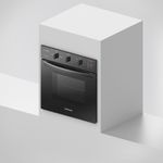 Foto lateral do forno elétrico de embutir da Continental com grill e timer, na cor preta, modelo OC8EP, dentro do móvel.