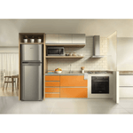 Imagem 3D de uma cozinha com móveis sob medida e eletrodomésticos da Continental como geladeira frost free prata, micro-ondas prata, cooktop, forno embutido e coifa de parede.