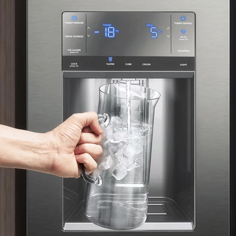 Refrigerator_DM91X_Water_Dispenser_Electrolux_English_1000x1000_detalhe10