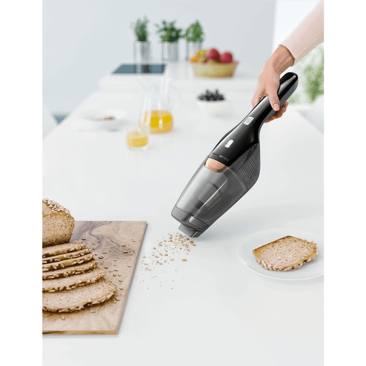 aspirador-de-po-vertical-144v-ergorapido-electrolux-sem-fio-2-em-1-luz-led-ate-30-min--erg24n---_Detalhe10
