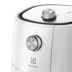 AirFryer_EAF11_ZoomFeature_Electrolux_portuguese-detalhe2