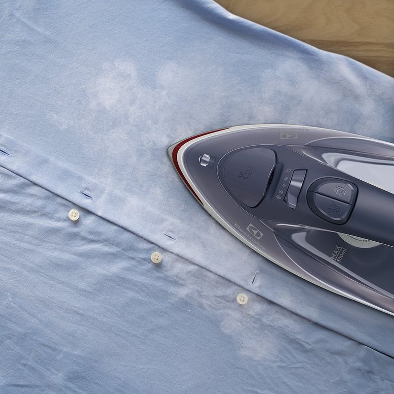 Steam_Iron_ESI60_MistyNavy_TopView_Electrolux_1000x1000-3