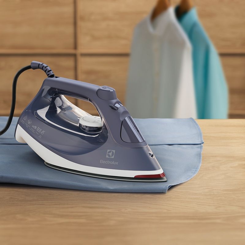 Steam_Iron_ESI60_MistyNavy_Perspective_B_Electrolux_1000x1000-5