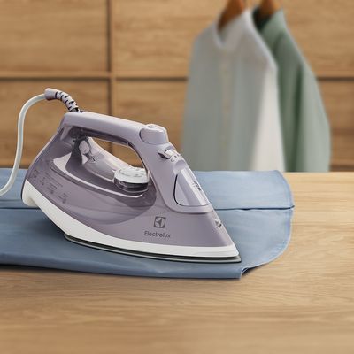 86_86_Steam_Iron_ESI50_Perspective_B_Electrolux_1000x1000-1000x1000