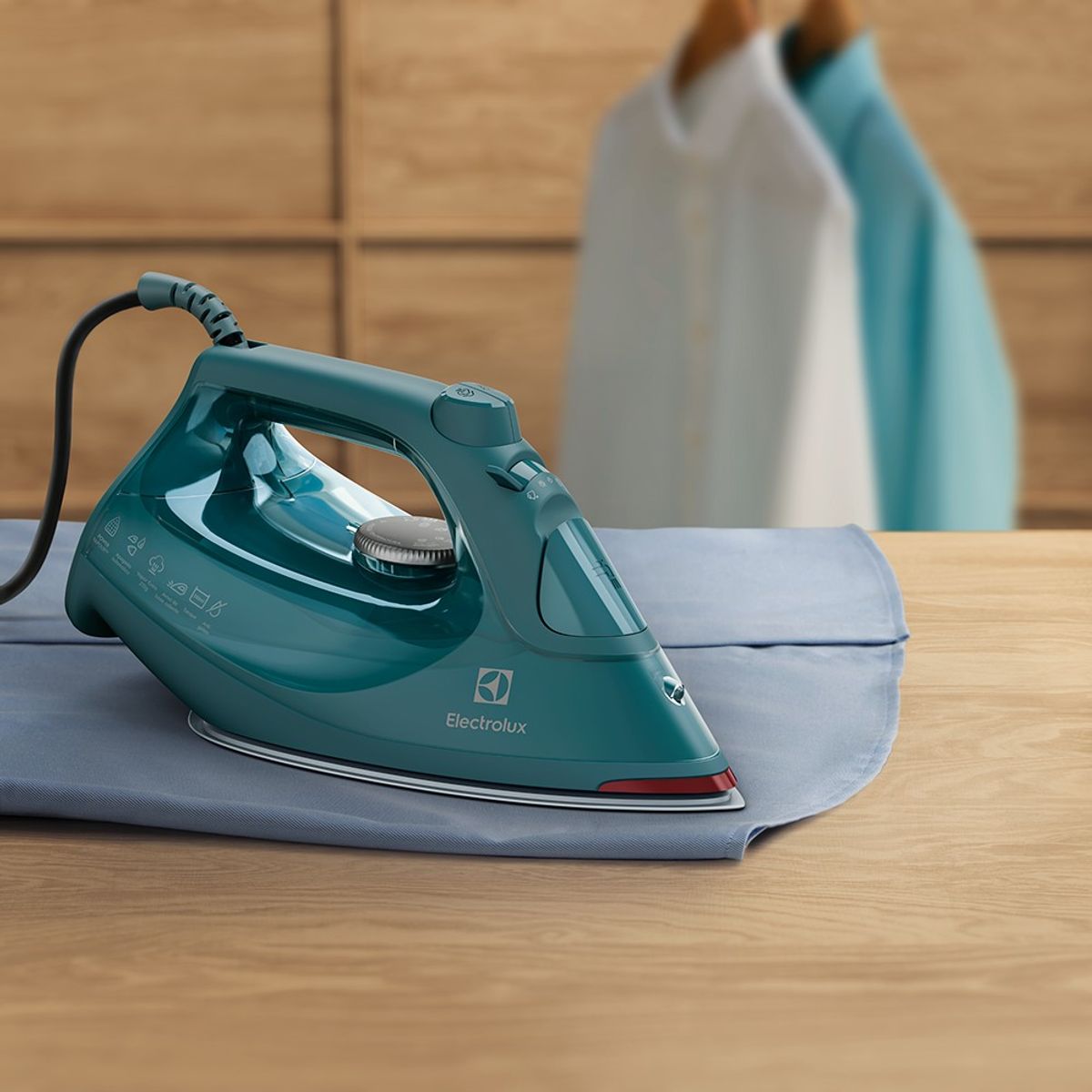 Steam_Iron_ESI80_PineGreen_Perspective_B_Electrolux_1000x1000-1000x1000