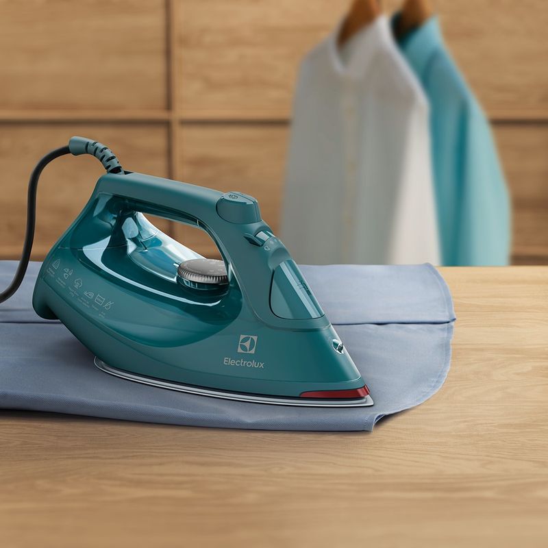 Steam_Iron_ESI80_PineGreen_Perspective_B_Electrolux_1000x1000-1000x1000