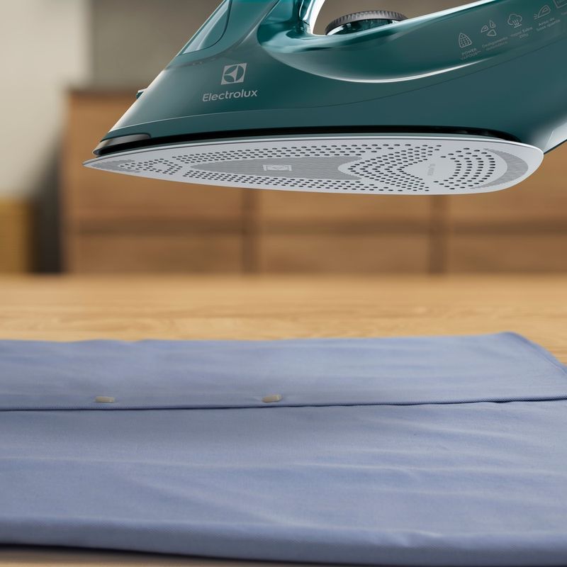 Steam_Iron_ESI80_PineGreen_Bottom_Electrolux-1000x1000