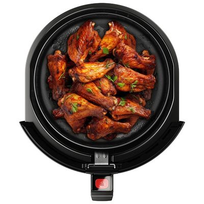 Airfryer_EAF10_BasketTopView_Chicken_Site_Electrolux_portuguese-1000x1000