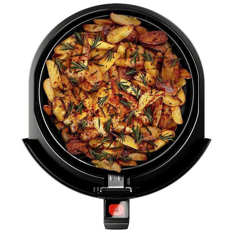 Airfryer_EAF10_BasketTopView_Potato_Site_Electrolux_portuguese-1000x1000