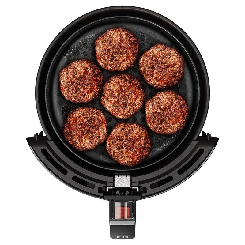 Airfryer_EAF15_BasketTopView_Burger_Site_Electrolux_portuguese-1000x1000