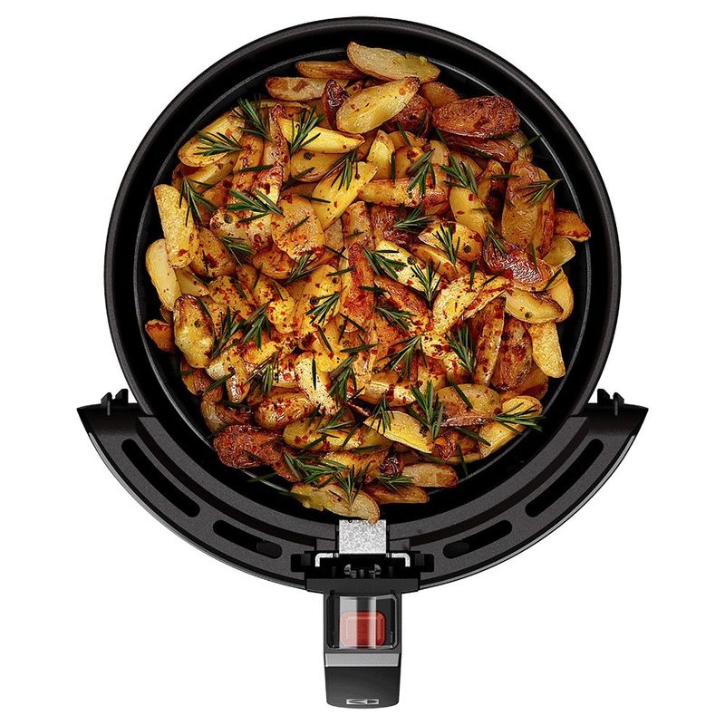 Airfryer_EAF15_BasketTopView_Potato_Site_Electrolux_portuguese-1000x1000