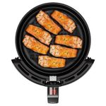 Airfryer_EAF15_BasketTopView_Salmon_Site_Electrolux_portuguese-1000x1000