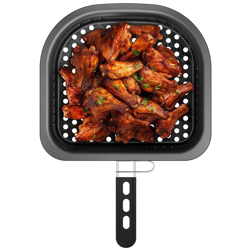 Airfryer_EAF90_BasketTopView_Chicken_Site_Electrolux_portuguese-1000x1000