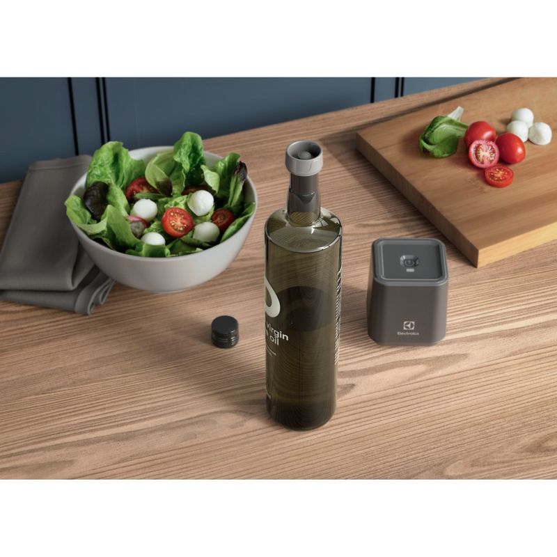 Vacuum_Bottle_Sealer---OliveOil_Electrolux-2000x2000