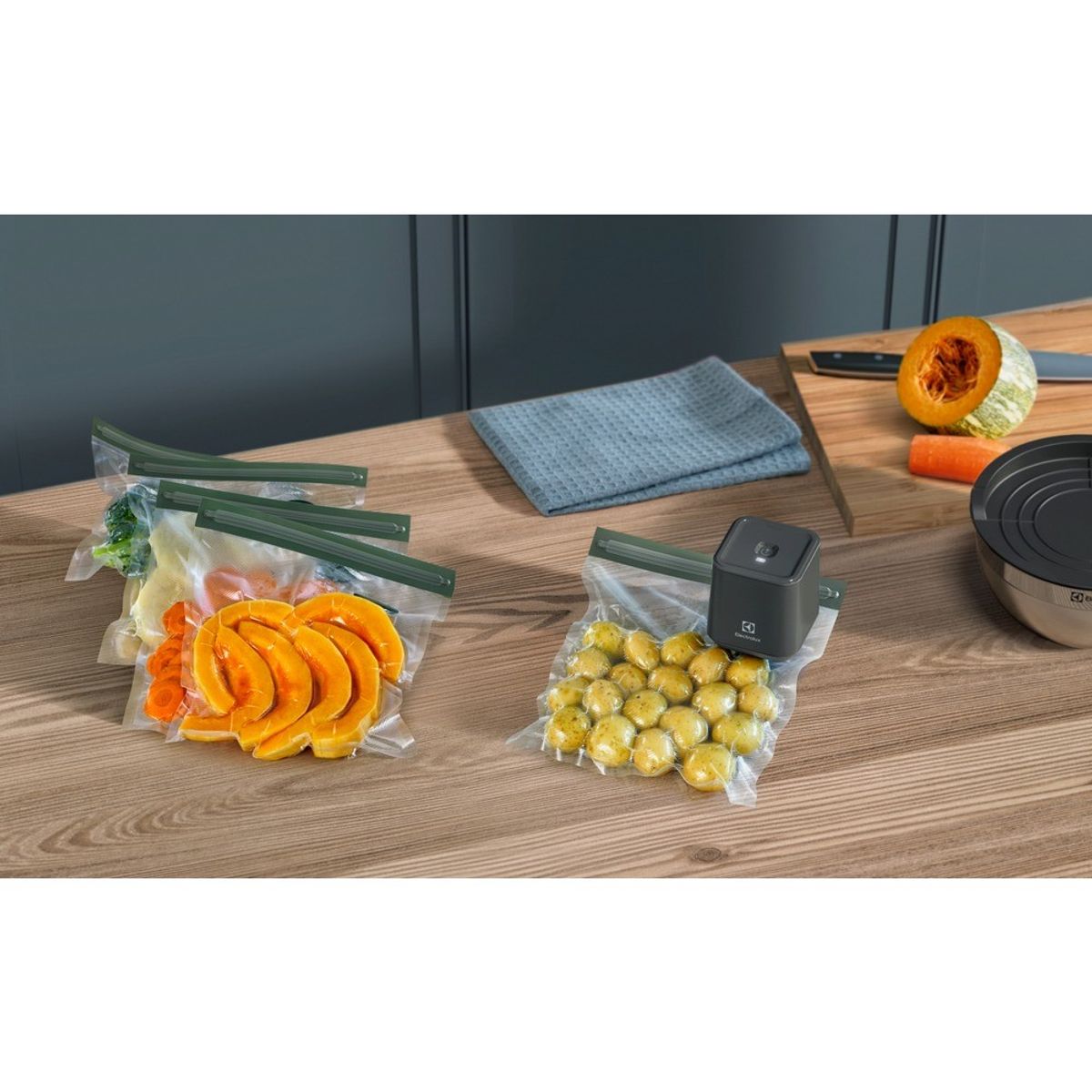 Vacuum_Sealer_Machine5_Bags_Kitchen_Electrolux-1000x1000