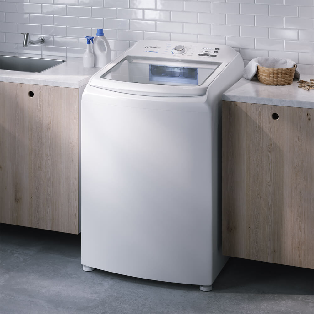 Um representante de atendimento ao cliente auxiliando um cliente com uma máquina de lavar Electrolux LED17, com foco na garantia e no suporte fornecido.