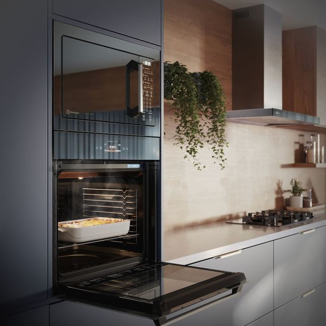 Forno de Embutir Electrolux Elétrico 80L Home Pro c/ AirFryer, Wi