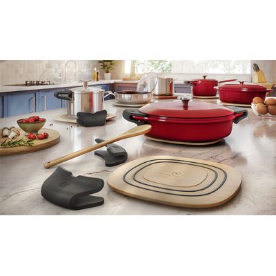 SiliconeHandle_PanPad_Ironpan_Wide_Environment_Electrolux-1000x562.raw