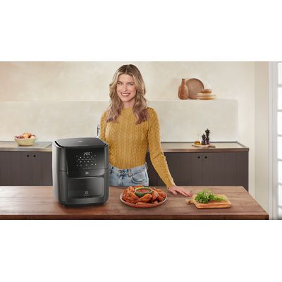 Airfryer_EAF90_KitchenRitaLobo_Electrolux_Portuguese-1000x562.raw