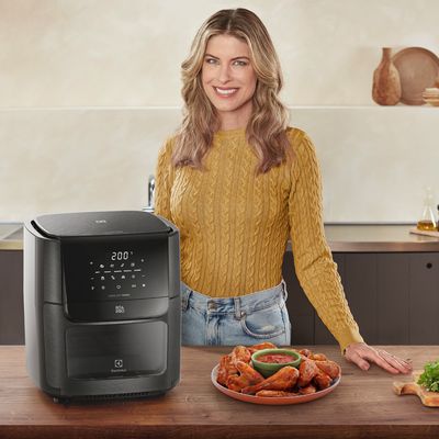 Airfryer_EAF90_KitchenRitaLobo_Square_Electrolux_Portuguese-1000x1000.raw
