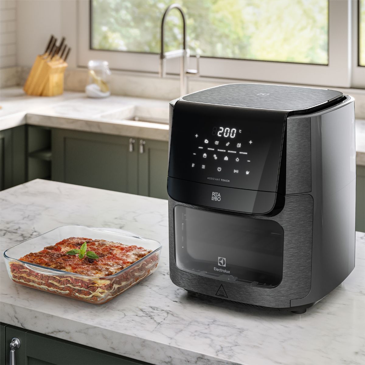 Airfryer_EAF90_Kitchen_Square_Electrolux_Portuguese-1000x1000.raw