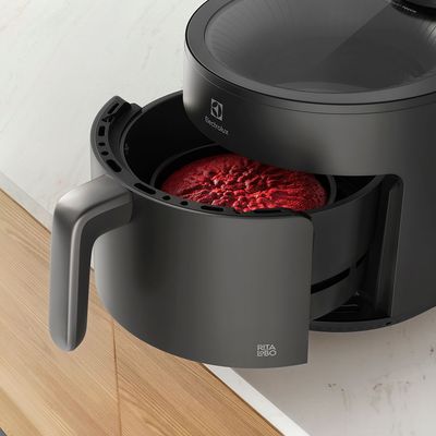 AirFryer_EAF170_Cake_Electrolux_1000x1000-1000x1000.raw