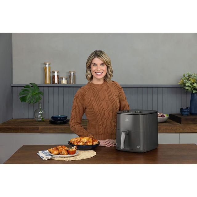 Air Fryer Electrolux por Rita Lobo 7L Cinza Efficient 1700W (EAF71)