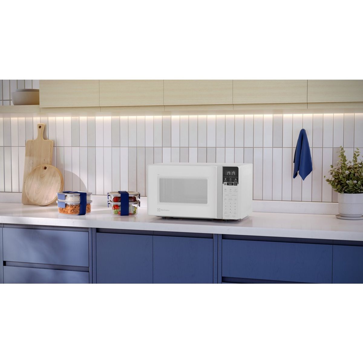 Microwave_ME20B_Environment_White_Electrolux_Portuguese-1000x1000